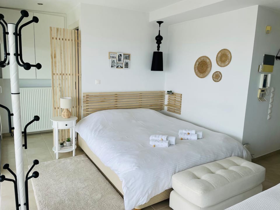Bed, towels