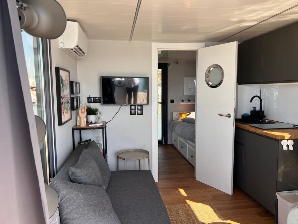 TV and multimedia, Kitchen or kitchenette, Living room, Seating area, Dining area, oven, stove