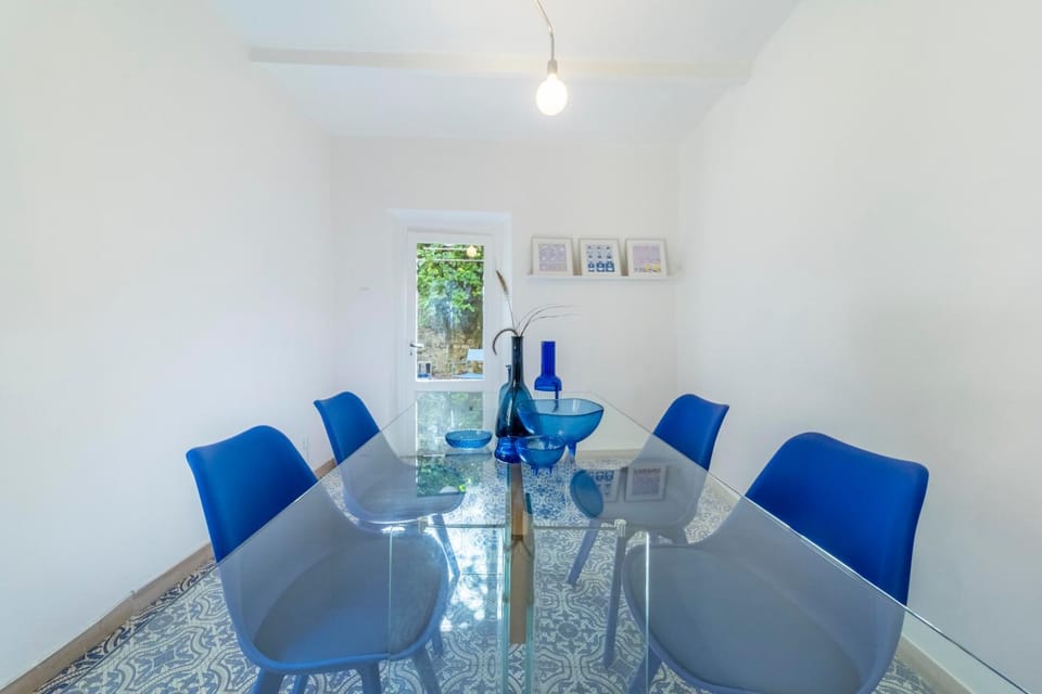 Seating area, Dining area