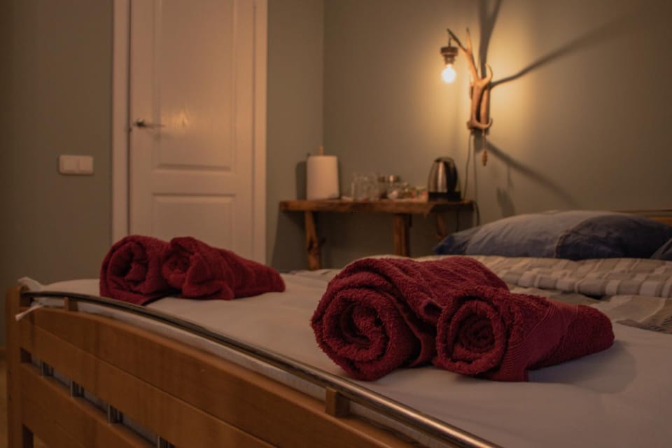Bed, towels