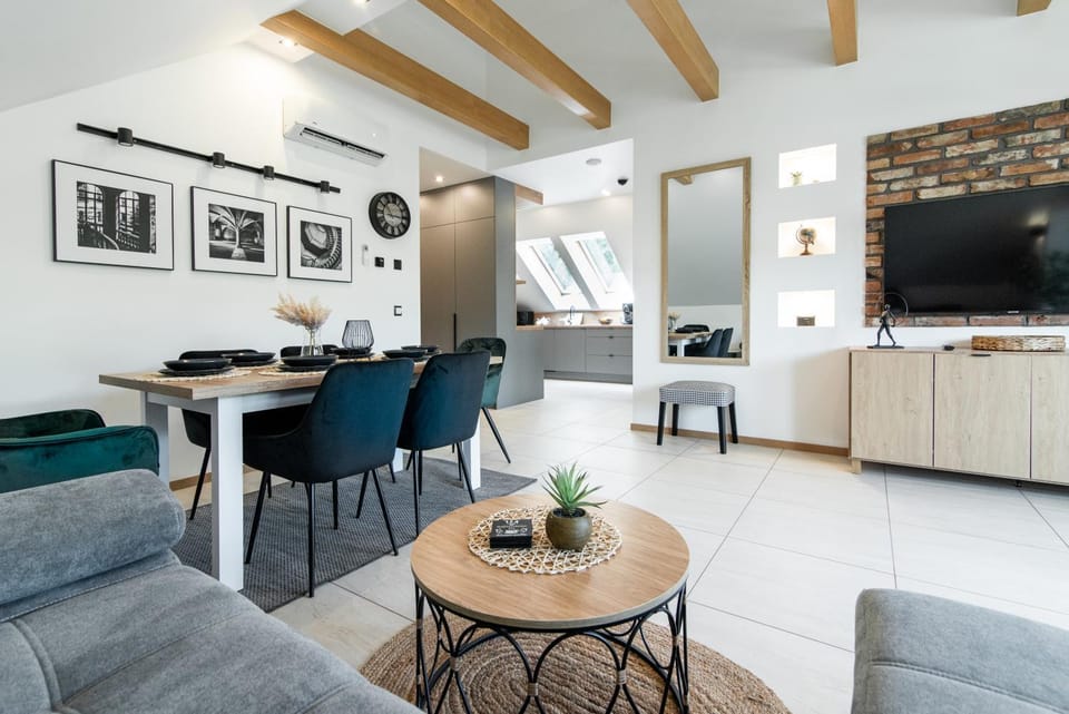 TV and multimedia, Kitchen or kitchenette, Living room, Seating area, Dining area