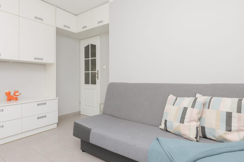 Bed, Seating area, Bedroom