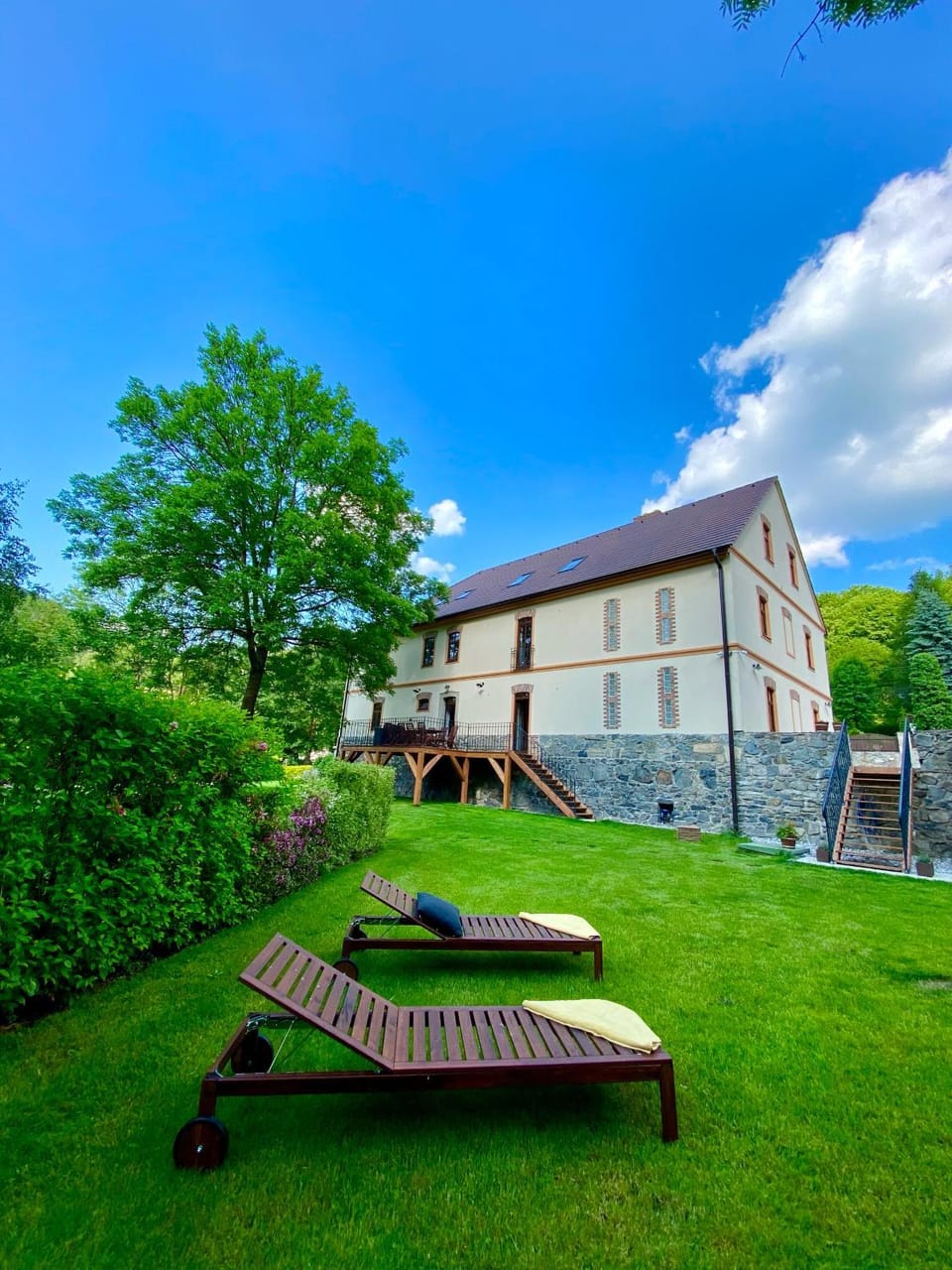 Property building, Natural landscape, Garden, Garden view, sunbed