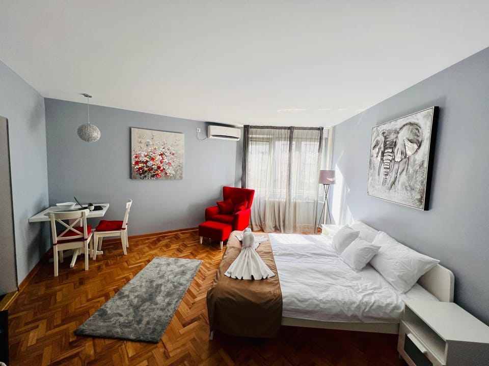Living room, Photo of the whole room, Seating area, Bedroom