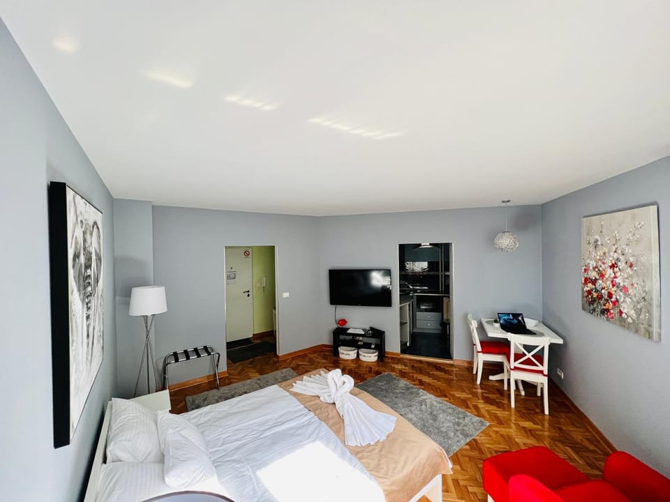 Bed, TV and multimedia, Living room, Photo of the whole room, Seating area, Evening entertainment, Bedroom