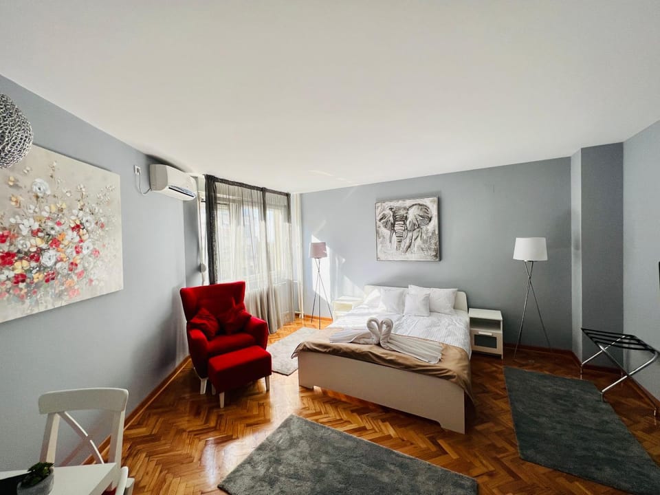 Bed, Living room, Photo of the whole room, Bedroom