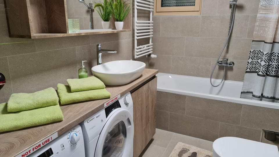 Bathroom, Bath, towels, washing machine, dryer