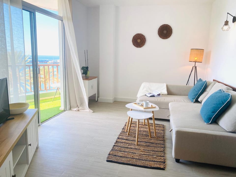 PARADISE HOLIDAYS 2 BEDROOMS APARTMENT & SEA VIEW, Los Cristianos, Tenerife Apartment in Los Cristianos