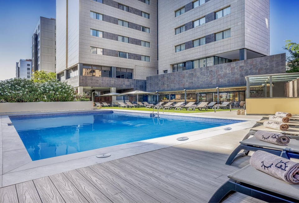 Restaurant/places to eat, Garden, View (from property/room), Lounge or bar, Dining area, Swimming pool
