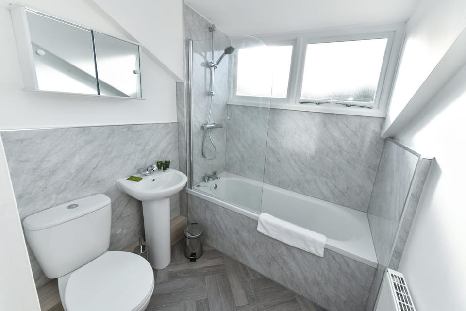 Shower, Toilet, Bathroom, Bath, towels