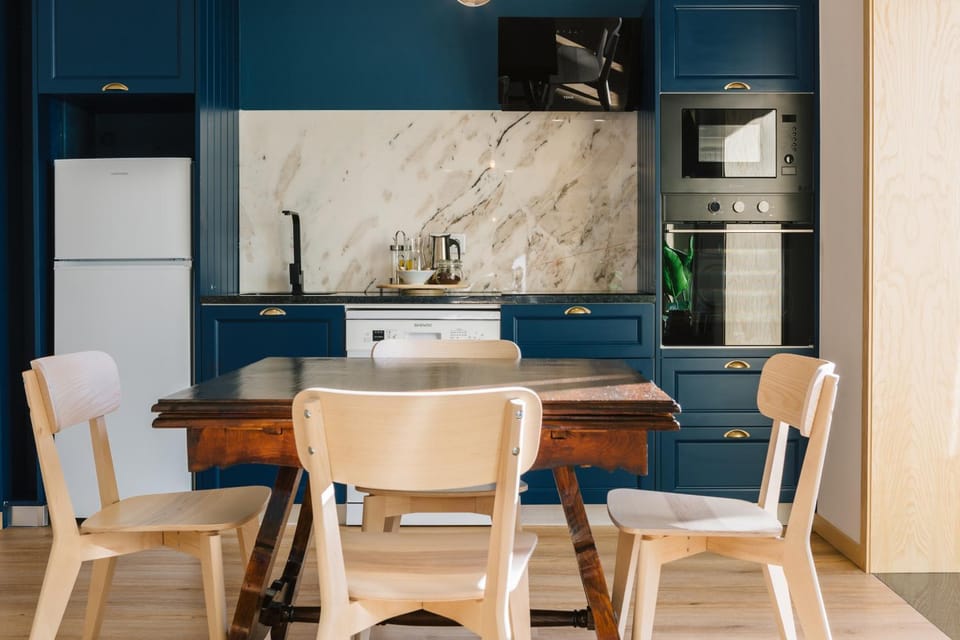 Kitchen or kitchenette, Dining area, minibar, pet friendly