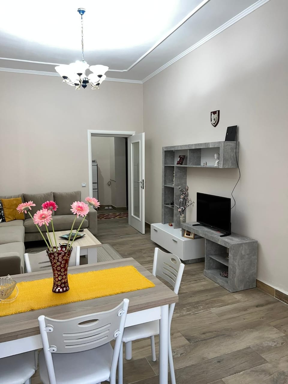 TV and multimedia, Kitchen or kitchenette, Living room, Seating area, Dining area