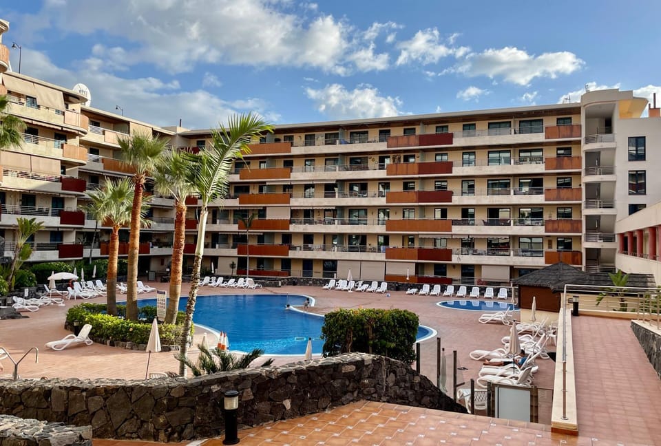 Property building, Day, Pool view, Swimming pool, sunbed