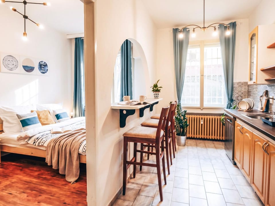 Bed, Kitchen or kitchenette, Seating area, Dining area, Bedroom