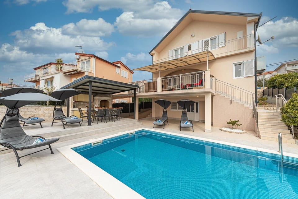 Property building, Patio, Balcony/Terrace, Pool view, Swimming pool, sunbed