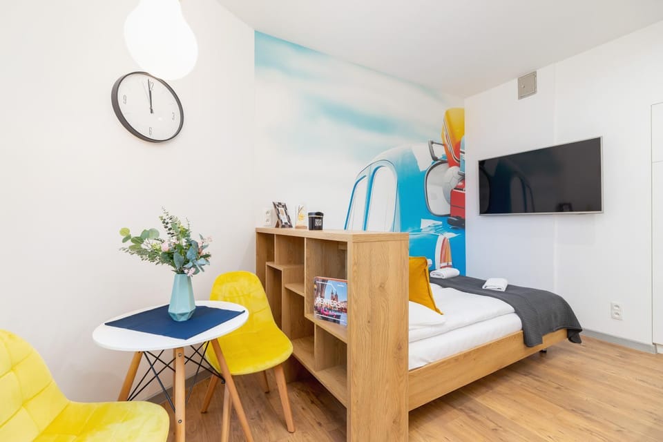 Bed, TV and multimedia, Living room, Seating area