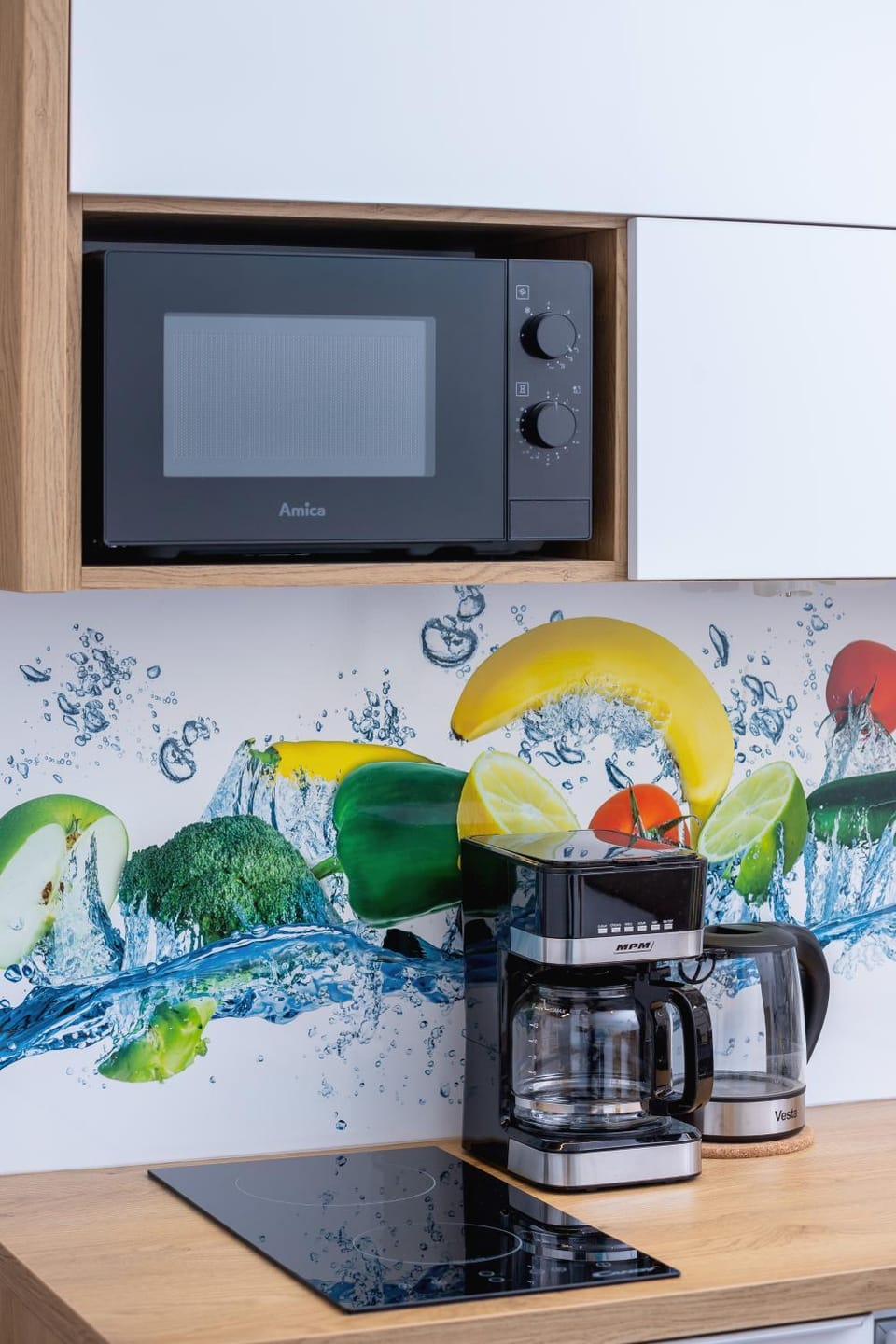 Kitchen or kitchenette, minibar, stove