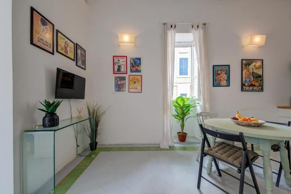 TV and multimedia, Kitchen or kitchenette, Living room, Seating area, Dining area