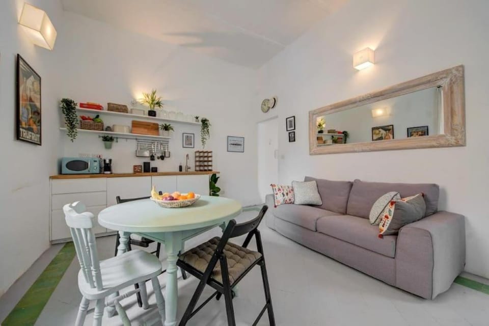 Kitchen or kitchenette, Living room, Seating area, Dining area, minibar