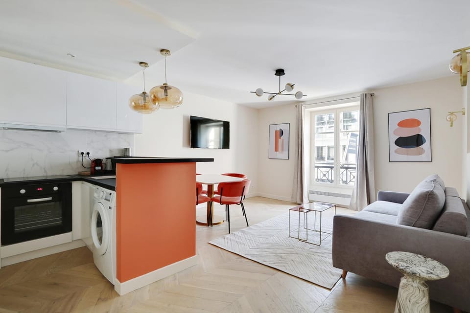 Kitchen or kitchenette, Seating area, Dining area, stove