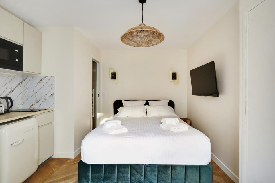 Bed, TV and multimedia, Bedroom