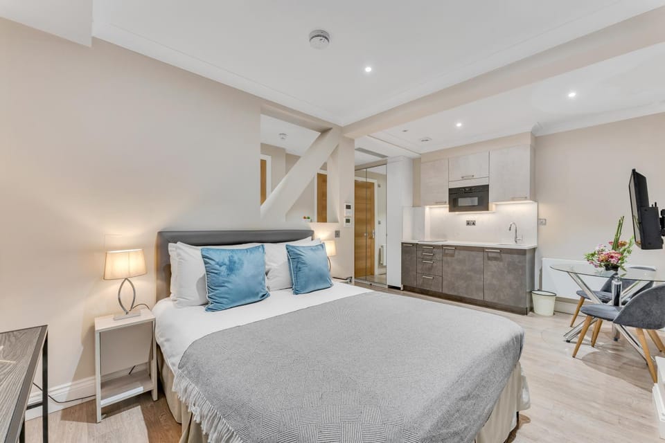 Bed, TV and multimedia, Living room, Photo of the whole room, Seating area, Bedroom