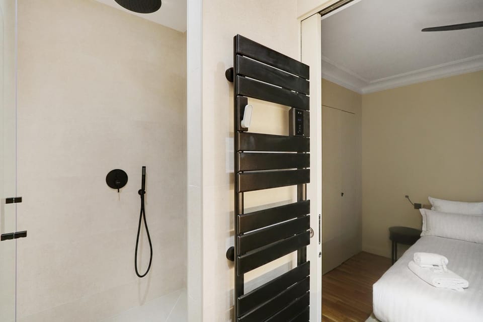 Bed, Bathroom