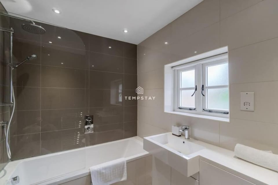 Cosy Family Home Near Thorpe Park & Legoland House in Runnymede District