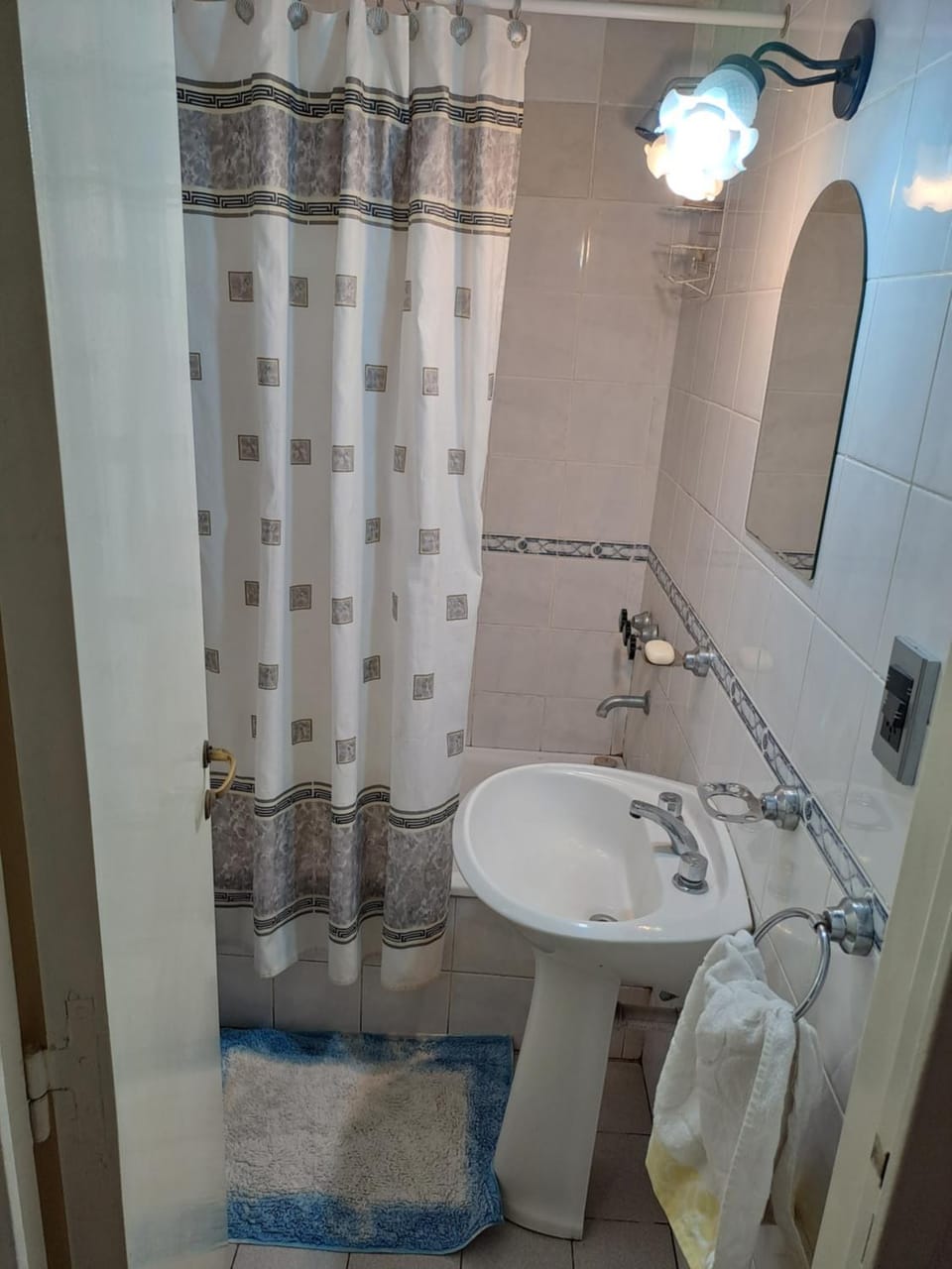 Shower, Toilet, Bathroom, Bath, bidet, towels
