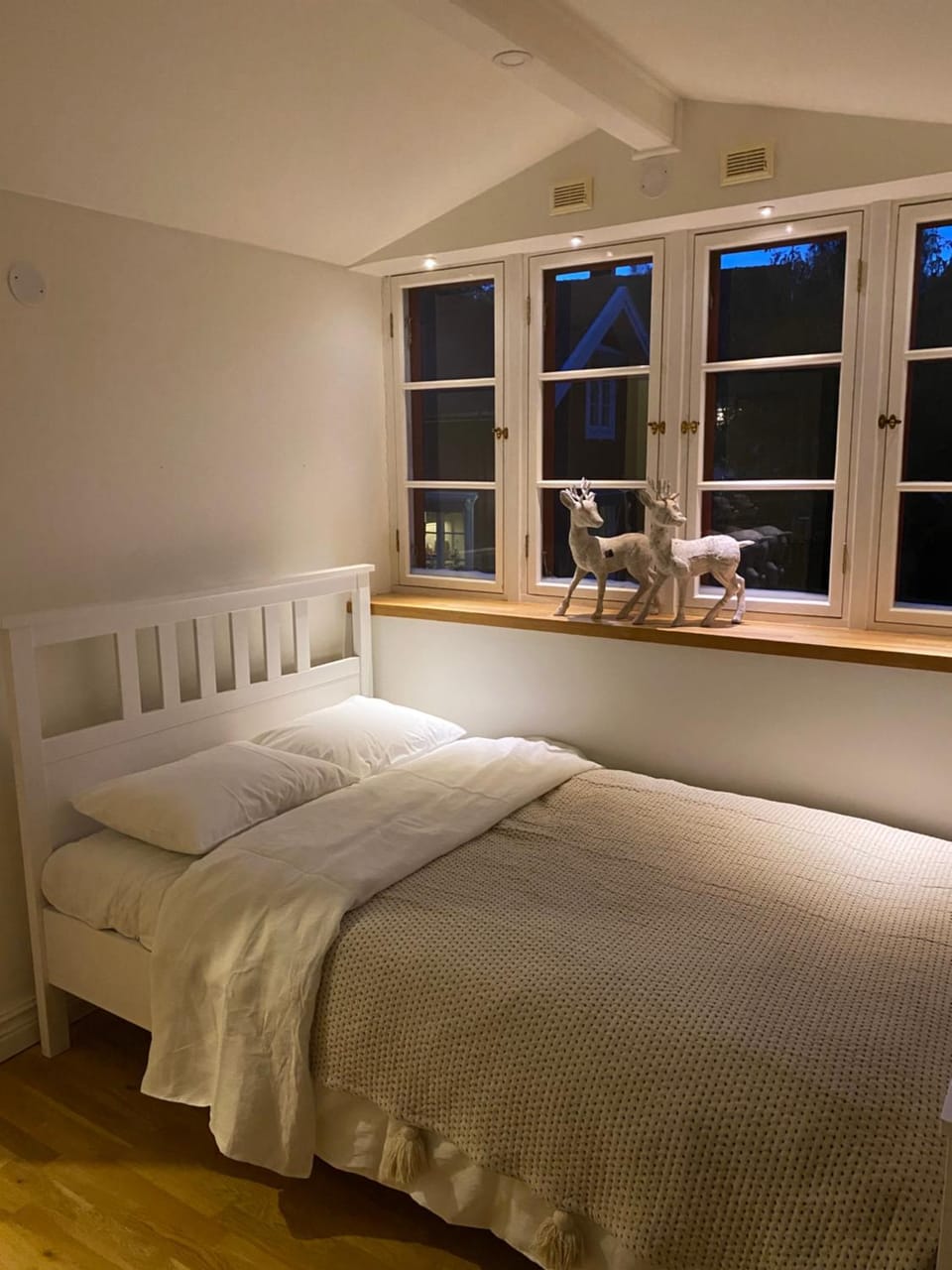 Property building, Bed, Photo of the whole room