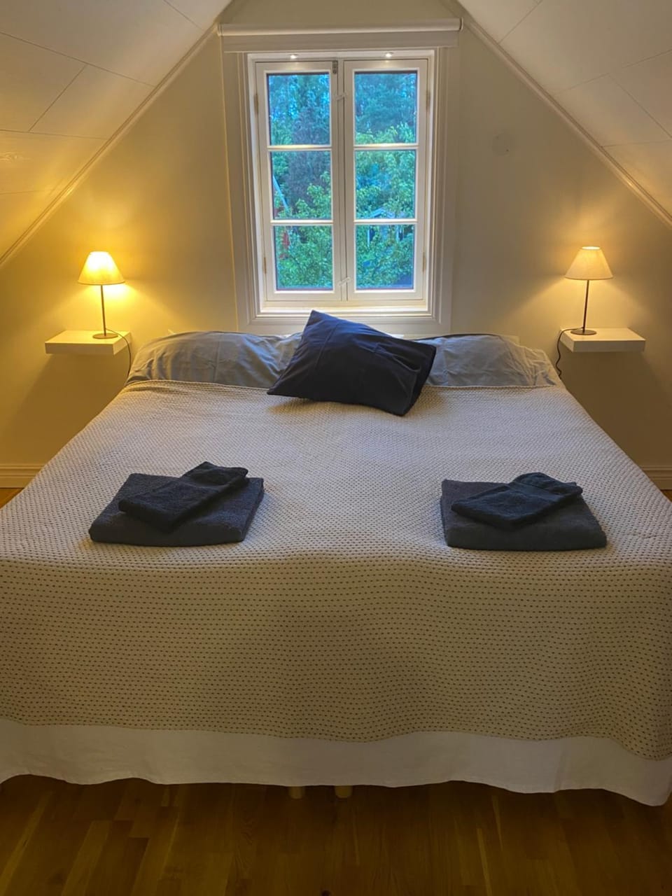 Bed, Photo of the whole room, Bedroom, towels
