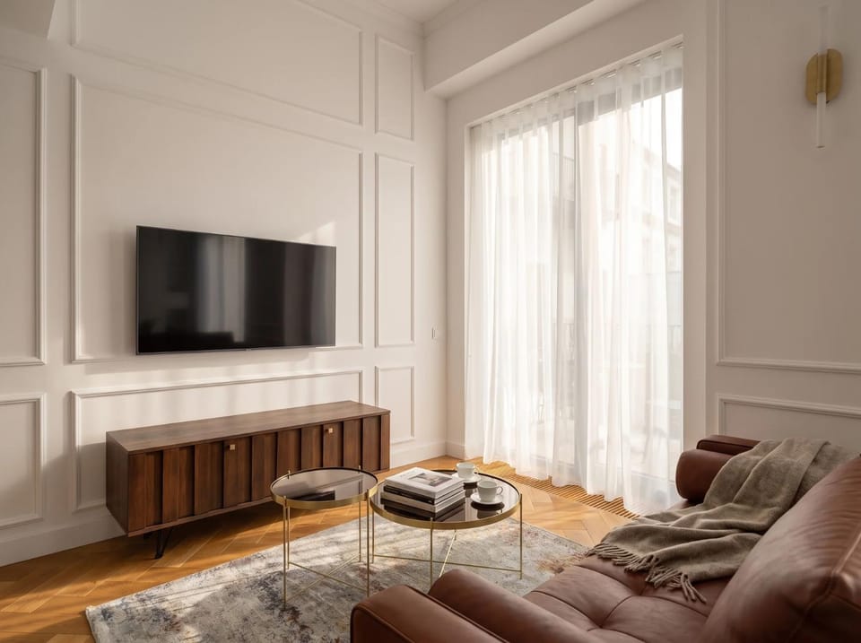 Bed, TV and multimedia, Living room, Seating area