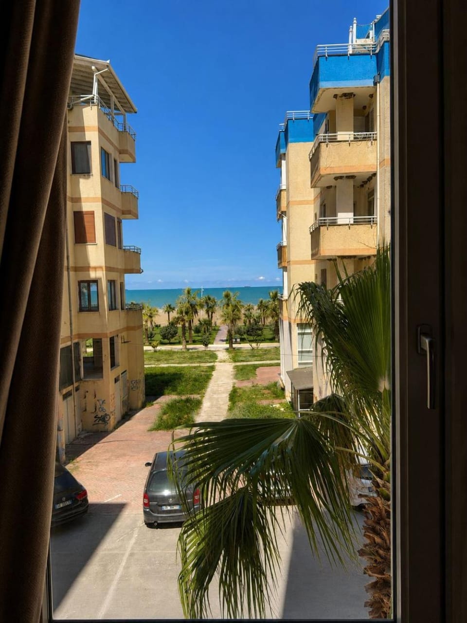 Property building, Day, Neighbourhood, Natural landscape, Sea view, Location, Parking