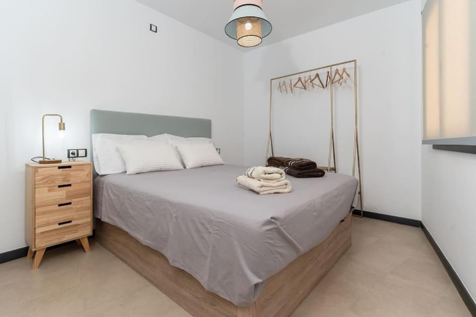 Bed, Photo of the whole room, Bedroom, towels