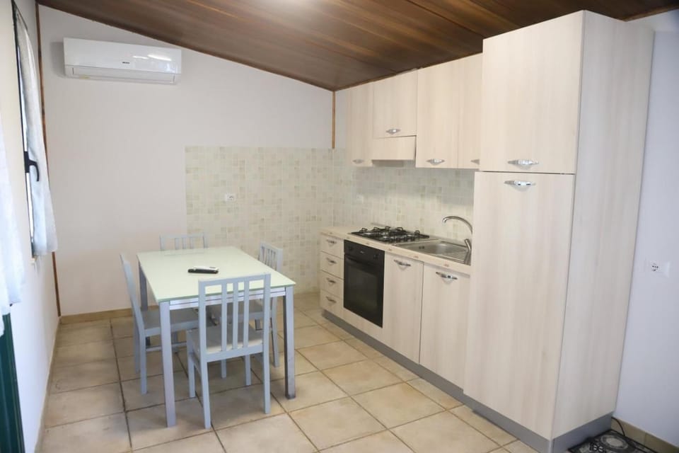 Kitchen or kitchenette, pet friendly, stove