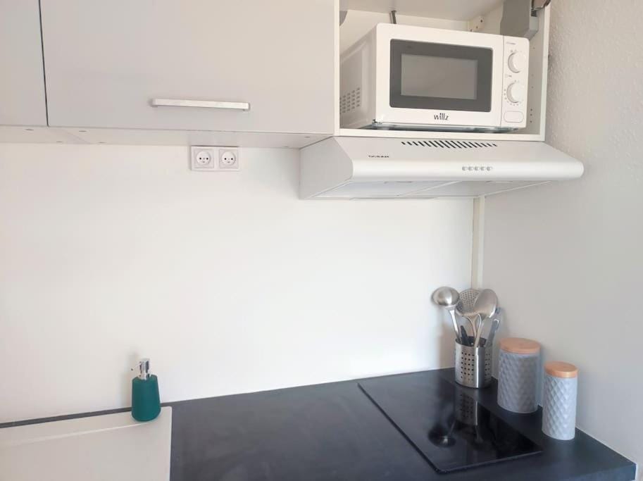 minibar, stove