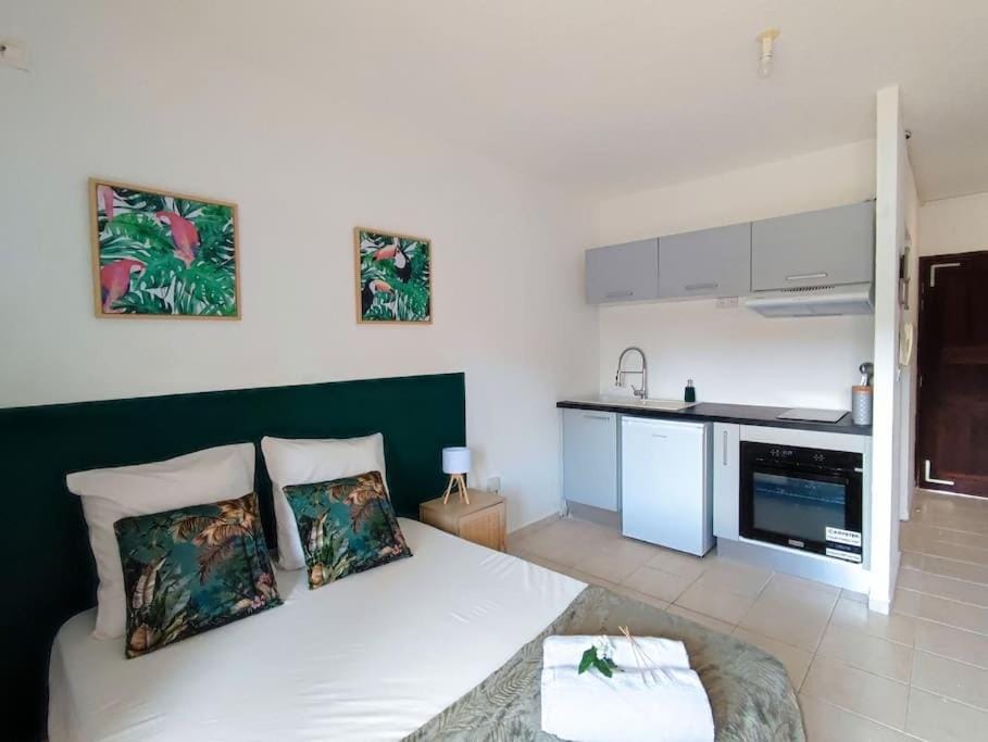 Bed, Kitchen or kitchenette, Photo of the whole room, Bedroom, minibar, pet friendly, stove