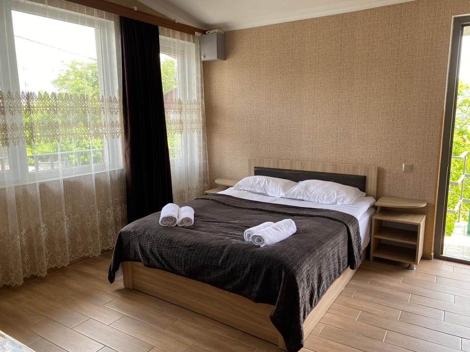 Bed, Bedroom, towels