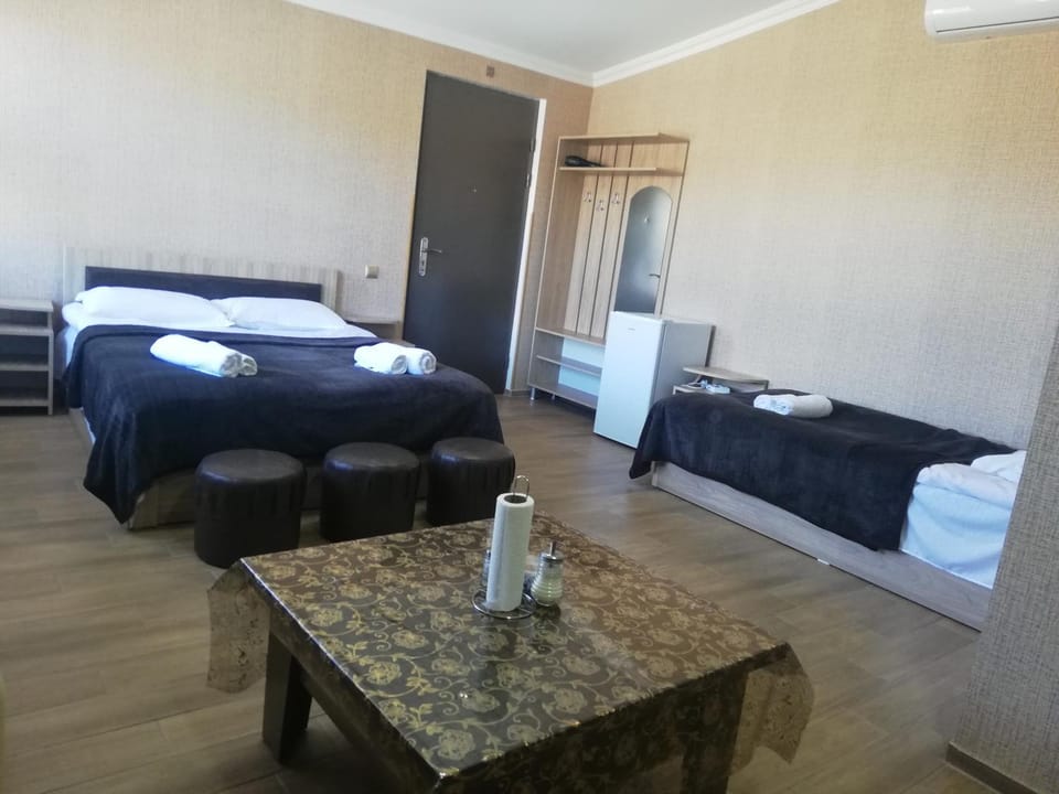 Bed, Bedroom, towels
