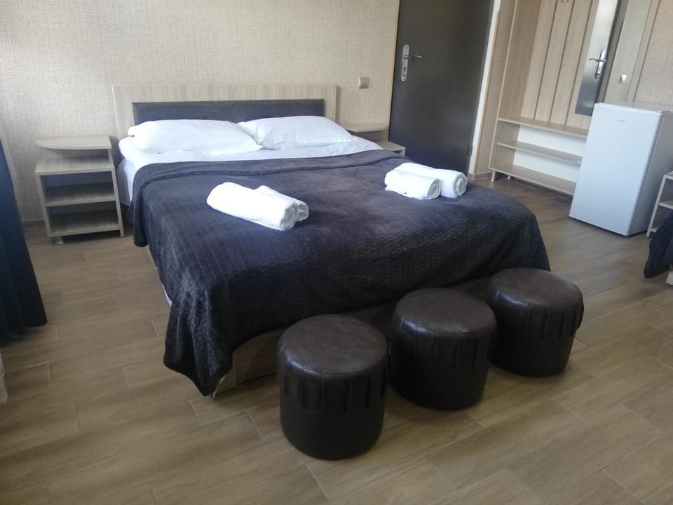 Bed, Bedroom, towels