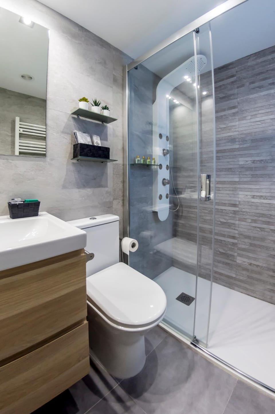 Shower, Toilet, Bathroom, towels