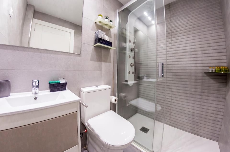 Shower, Toilet, Bathroom, towels