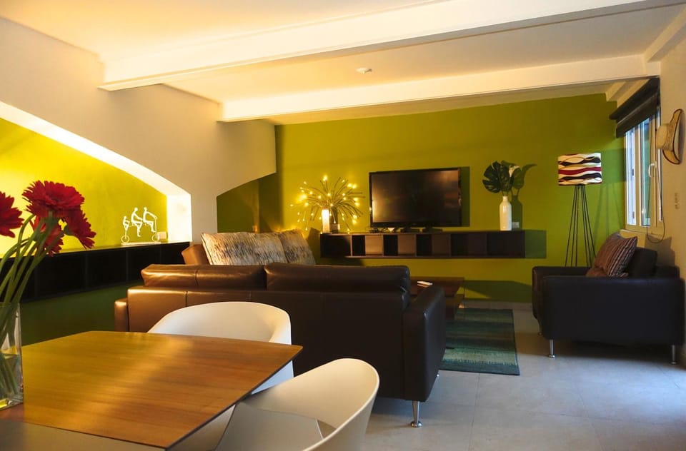 Bed, TV and multimedia, Living room, Seating area, Dining area