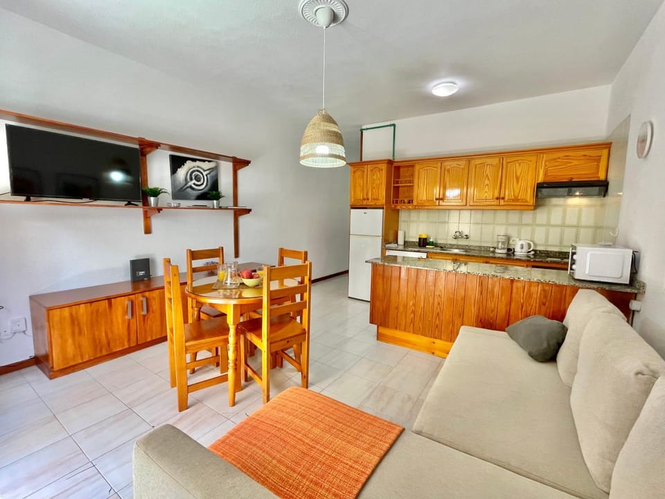 TV and multimedia, Kitchen or kitchenette, Living room, Dining area, minibar, stove