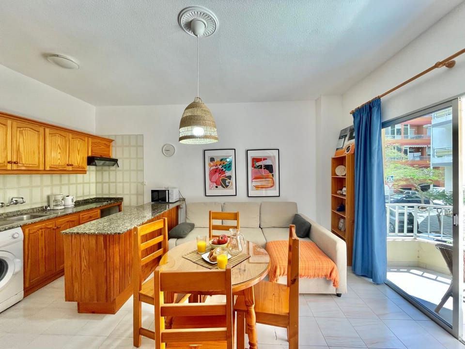 Balcony/Terrace, Kitchen or kitchenette, Living room, Dining area, minibar, stove