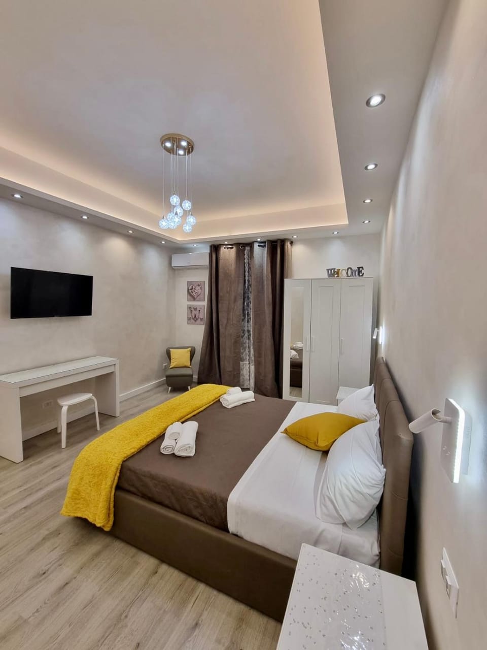 Photo of the whole room, Bedroom