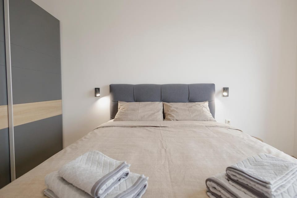 Bed, Bedroom, towels