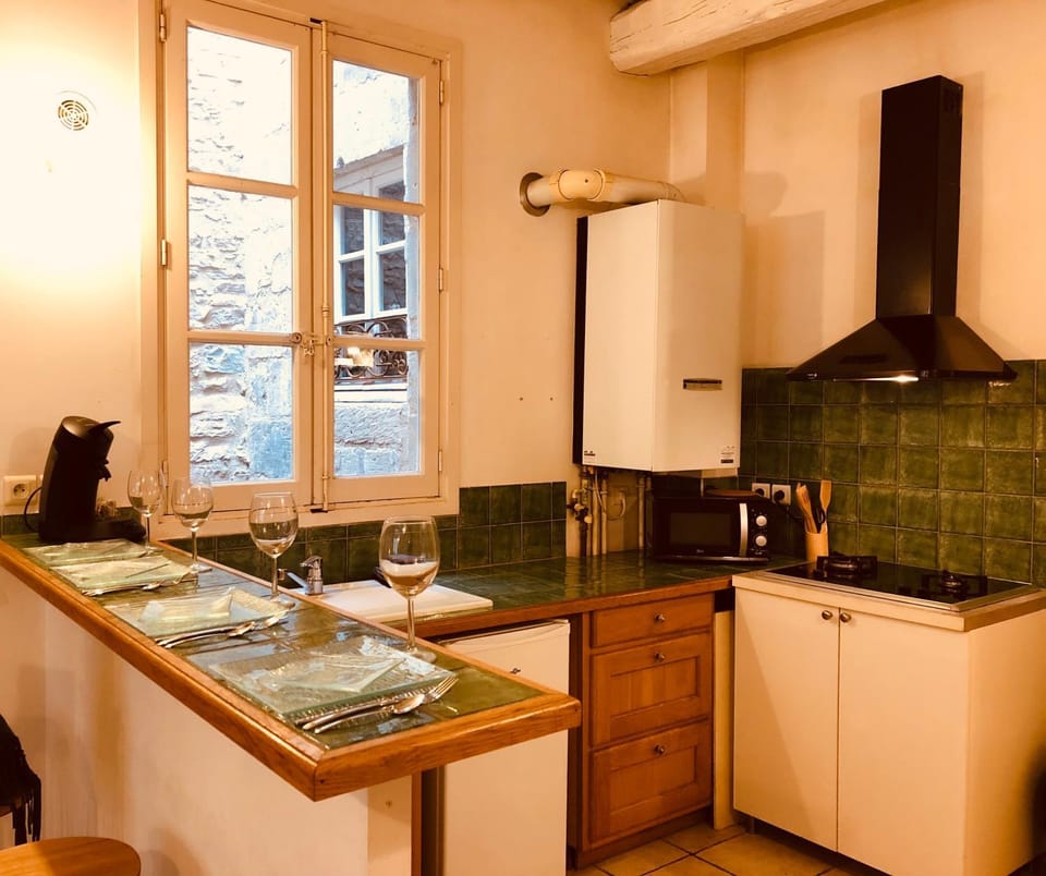 Kitchen or kitchenette, Dining area, minibar, pet friendly, stove