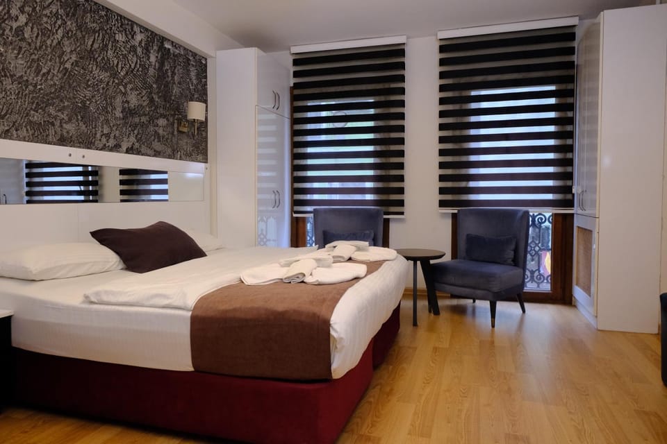 Bed, Photo of the whole room, Seating area, Bedroom, towels