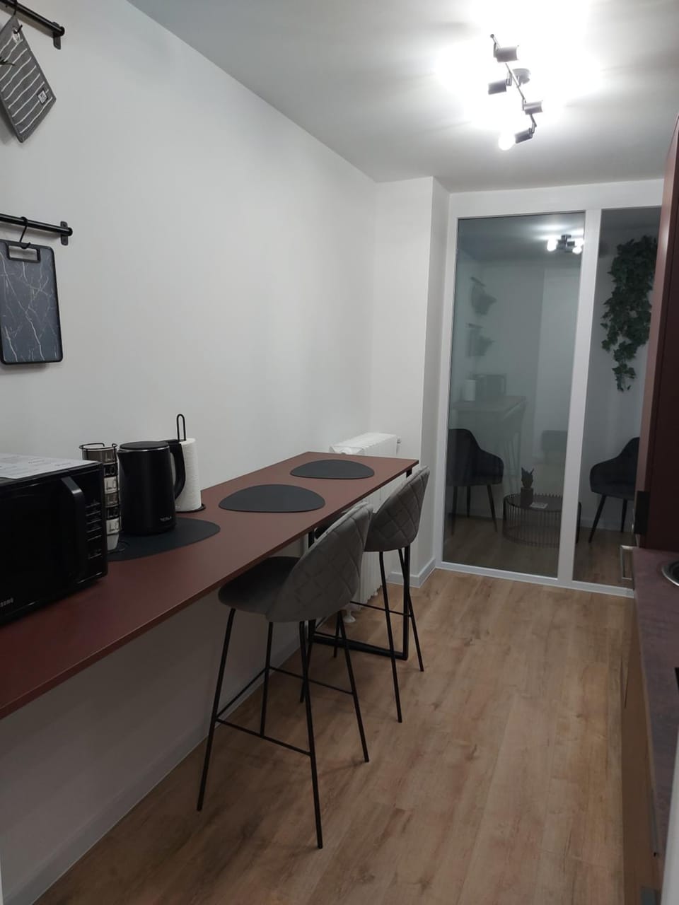 Kitchen or kitchenette, Dining area